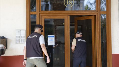 Imagen de archivo de la polic�a vasca investigando un caso de violencia familiar