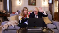 Boris Johnson, con su mujer, una de sus hijas y su perro, en su �ltima aparici�n p�blica el 23 de diciembre.