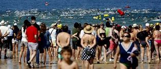 Centenares de curiosos presenciaron sobre la arena de Praia Am�rica, en Nigr�n, la traves�a Costa Serena. 
