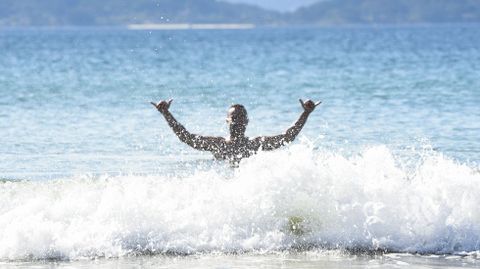 El buen tiempo permite baarse en la playa de Silgar, en Sanxenxo, a 9 de octubre