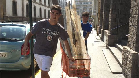 San Juan A Coru�a: carretando le�a para la playa 