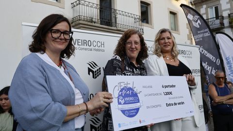 M�nica, vecina de O Vicedo, en el centro, que result� ganadora con un boleto de Moda Jim, entre dos miembros del CCH de Viveiro