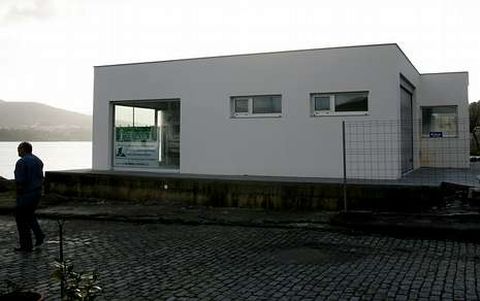 Vista del inmueble de Protecci�n Civil, al que todav�a le quedan algunos retoques en el entorno.