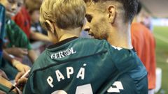 Moi Delgado firmando aut�grafos con su hijo mayor en brazos.