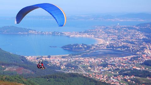 Parapente monoplaza en Baiona, con vistas a Playa América.