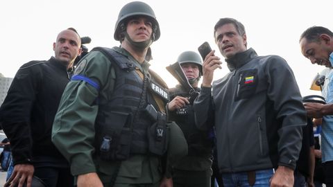 Leopoldo Lpez, el 30 de abril del 2019, acompaado de militares tras ser liberado de su arresto domiciliario