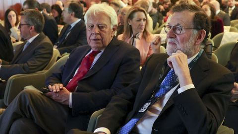 Los expresidentes del Gobierno Felipe Gonzlez y Mariano Rajoy.