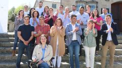 Luis L�pez, en primera l�nea y con americana azul, con los miembros de la lista del PP de Rodeiro, de la que renunciaron 16 personas para que �l sea concejal.