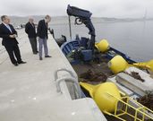 Enrique Losada con Francisco Conde, ayer en Langosteira. 