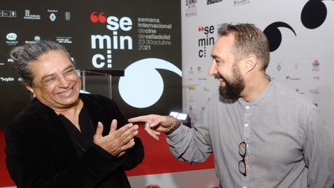 El director indio Pan Nalin celebra su Espiga de Oro de la 66. Seminci por el filme Last Film Show junto al galardonado como mejor director, el realizador suizo Fred Baillif, este sbado en Valladolid.