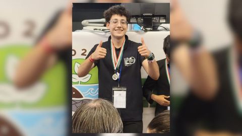 Gabriel Guede, de Castrelo do Val, sonri� en Tur�n con las dos medallas.