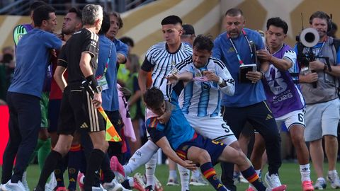 Leandro Paredes derriba a Gavi tras el pitido final.