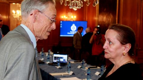 Sir John Elliott, junto a Amelia Valcrcel, en el Hotel de la Reconquista