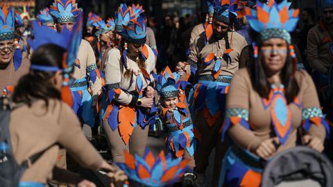 El multitudinario desfile escolar de entroido de Xinzo llen las calles del municipio