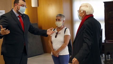 El padre �ngel salud al presidente del Principado, Adri�n Barb�n