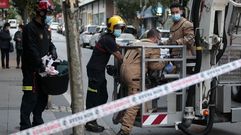 Los bomberos utilizaron trajes con un grosor especial, porque los aguijones de las velutinas pueden traspasar la equipaci�n que usan habitualmente los apicultores