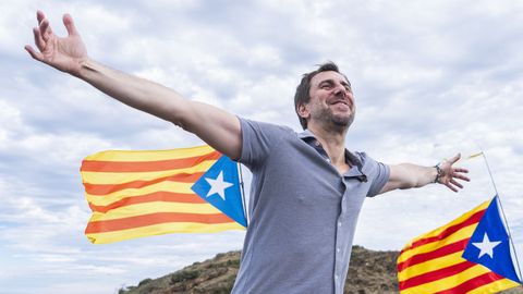El ex consejero Toni Com�n inicia una ruta desde Cerbere (Francia) hasta Portbou (Gerona) para celebrar su vuelta a Catalu�a. 