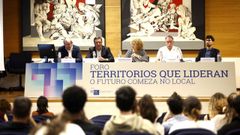 Valent�n Gonz�lez Formoso, en el foro �Territorios que lideran�, en la Facultade de Ciencias Pol�ticas de la USC, en el que tambi�n participaron, entre otros, �ngel Garc�a y el edil compostelano Iago Lesteg�s