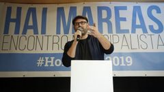 El alcalde de Santiago, Marti�o Noriega, clausurando un encuentro municipalista con mareas de toda Galicia