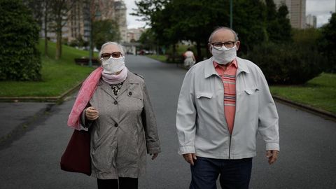 Mayores paseando por A Coru�a esta ma�ana