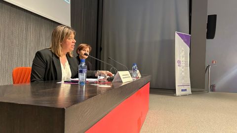 La vicepresidenta y consejera de Presidencia, Reto Demogrfico, Igualdad y Turismo, Gimena Llamedo, en la inauguracin del II Congreso de Prevencin de la Violencia de Gnero, con la alcaldesa de Gijn, Carmen Moriyn