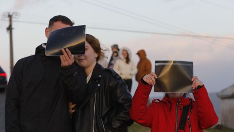 Varias personas intentaron ver el eclipse desde Santiago. 