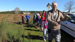 Ni�os del colegio p�blico de Sober plantan casta�os en el monte comunal, en una imagen de archivo