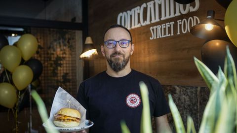 Hugo Castro, con una hamburguesa de Comecamiños