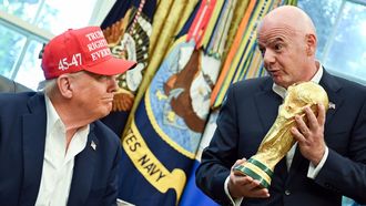 Donald Trump y Gianni Infantino, con el trofeo de la Copa del Mundo.