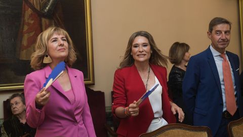 Las concejales del PSOE Marisa Ponga (I), Sonia Fidalgo y Carlos Llaneza