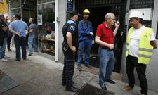 T�cnicos de la compa��a el�ctrica revisaron la instalaci�n afectada, en la calle Castelao. 