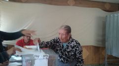 Una mujer de 106 a�os vota en Carballeda de Avia (Ourense).