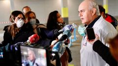  El gerente del �rea sanitaria de IV, Luis Hevia, atiende a los medios en el hospital de campa�a montado en el HUCA
