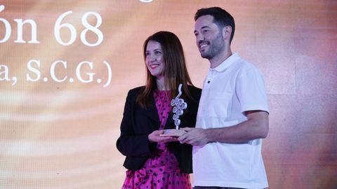 La conselleira de Medio Rural, Mara Jos Gmez, entreg a Coleccin 68 de Via Costeira (en la imagen, el presidente de la cooperativa Andrs Rodrguez) el premio al mejor blanco.