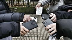 Un grupo de j�venes, con sus tel�fonos m�viles