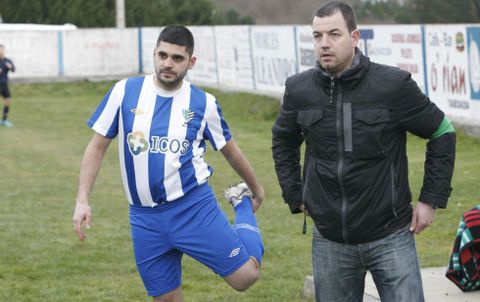 El entrenador Emilio Garc�a, a la derecha, es toda una instituci�n en el Taboada. 