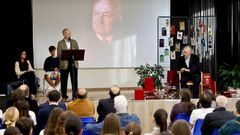 Alumnos del instituto Alvaro Cunqueiro, antiguo Coia 4, en un acto de homenaje a Xes�s Alonso Montero, que fue profesor all�