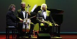 Tres de los integrantes del grupo argentino durante una de sus actuaciones en el Coliseo. 