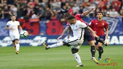 Rub�n Garc�a chuta un bal�n durante el partido ante el Osasuna