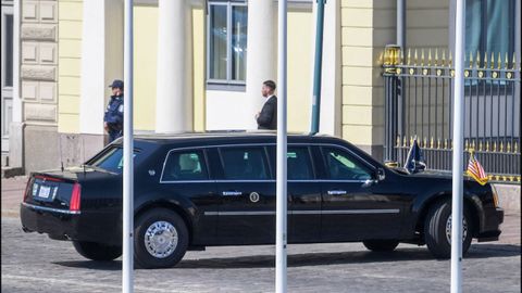 El presidente de EE.UU, Donald Trump, llega en limusina al Palacio Presidencial, donde celebra su primera cumbre con el presidente de Rusia, Vlad�mir Putin