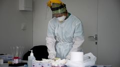 Personal sanitario realizando test para diagnosticar el covid-19 en el autocovid del Ventorrillo, en A Coru�a