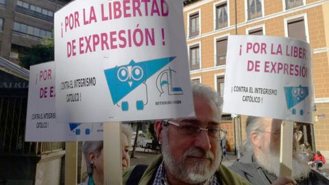 Carteles en apoyo a la libertad de expresi�n mostrados en Valladolid, en la concentraci�n en apoyo a Blanca Ca�edo