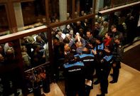 La Polic�a Local impidi� a numerosos vecinos la entrada al sal�n de sesiones.