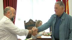 Julio �lvarez (a la derecha) se despidi� de todos los miembros de la corporaci�n, a los que entreg� pergaminos con mensajes de agradecimiento