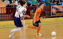 Gaby, con el bal�n ante la exburelista Lidia. 