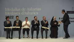 El presidente del Principado de Asturias, Adrin Barbn, posa con los premiados con las Medallas de Asturias en el acto institucional de conmemoracin del Da de Asturias