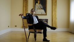 Antonio Correa, responsable de BackHome, en una de las propiedades que vende su agencia. Se trata una vivienda en Linares Rivas que cuesta casi dos millones de euros, la segunda m�s cara de A Coru�a.