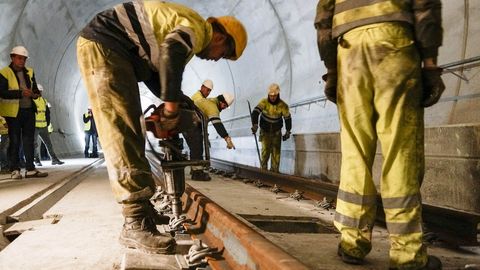 En la imagen, los equipos que tienden el carril sobre la base de hormign. Cada pieza, procedente de Asturias, tiene una longitud de 108 metros. 