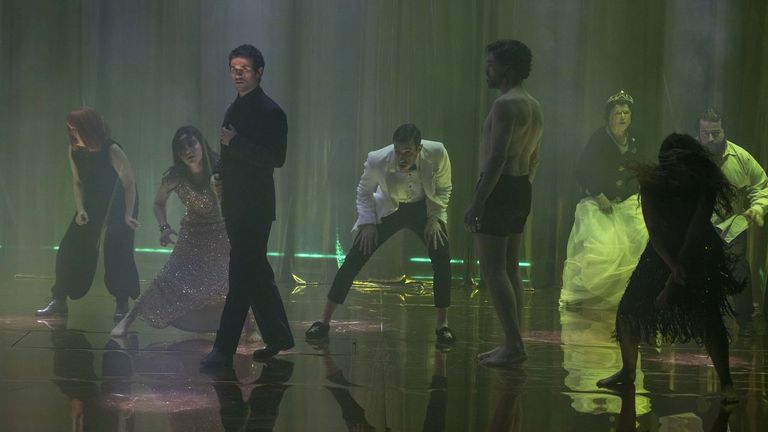 O elenco de &laquo;Hamlet&raquo;, co protagonista, de negro, interpretado por Alejandro Jato, no &uacute;ltimo ensaio antes da estrea.