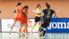 Cris Blanco, abrazada por Sandra e Irene y con Ana Eliza corriendo hacia ella, celebra con rabia su segundo gol al Melilla.